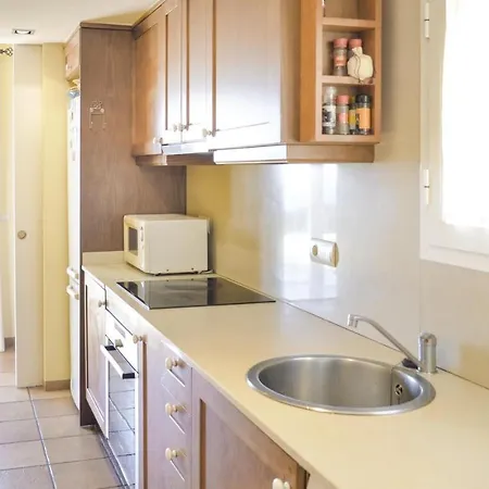 3 Bedroom Nice In Holiday home *